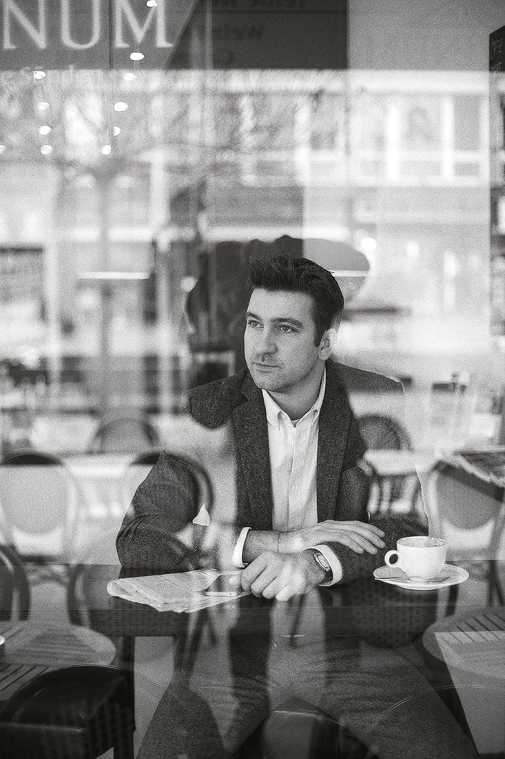 Mann im Café in Köln, professionelle Portraitfotografie, urbanes Ambiente.