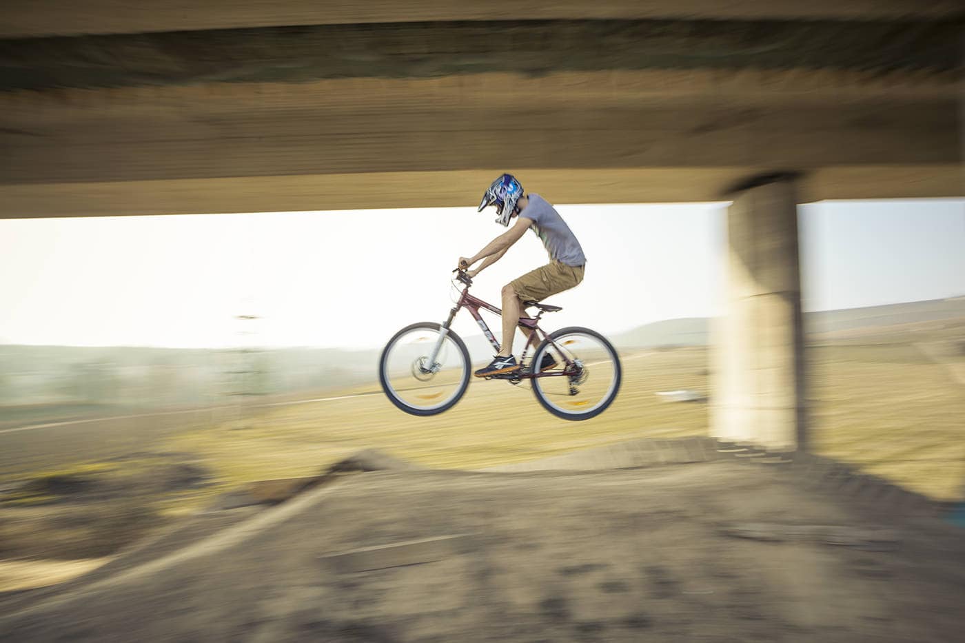 Radfahrer springt unter Brücke in Köln, Action, Sport, Fotografie.
