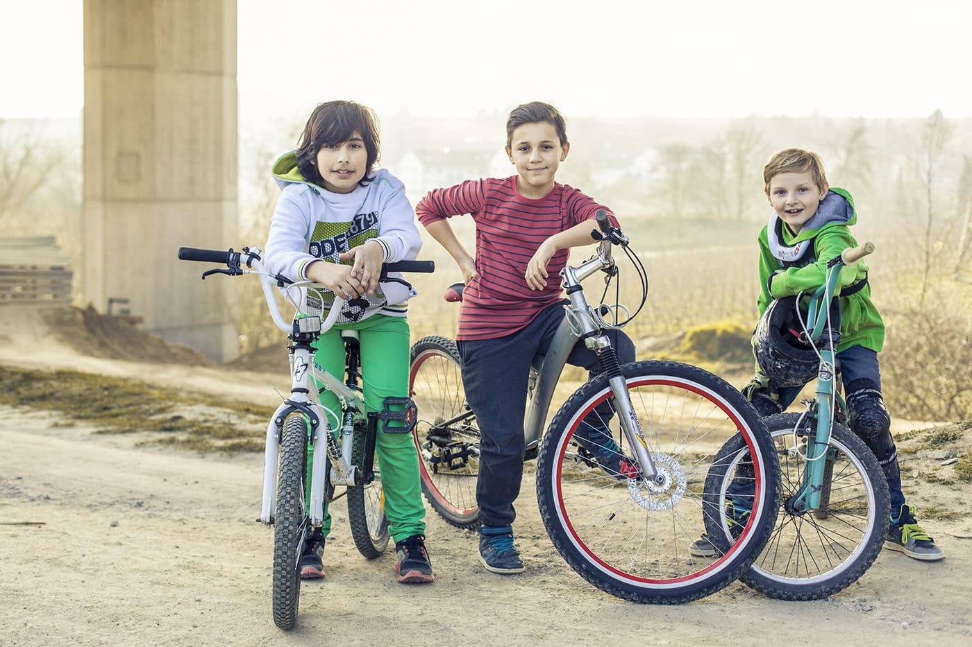 Kinder mit Fahrrädern im Freien, Familienaktivität in Köln.