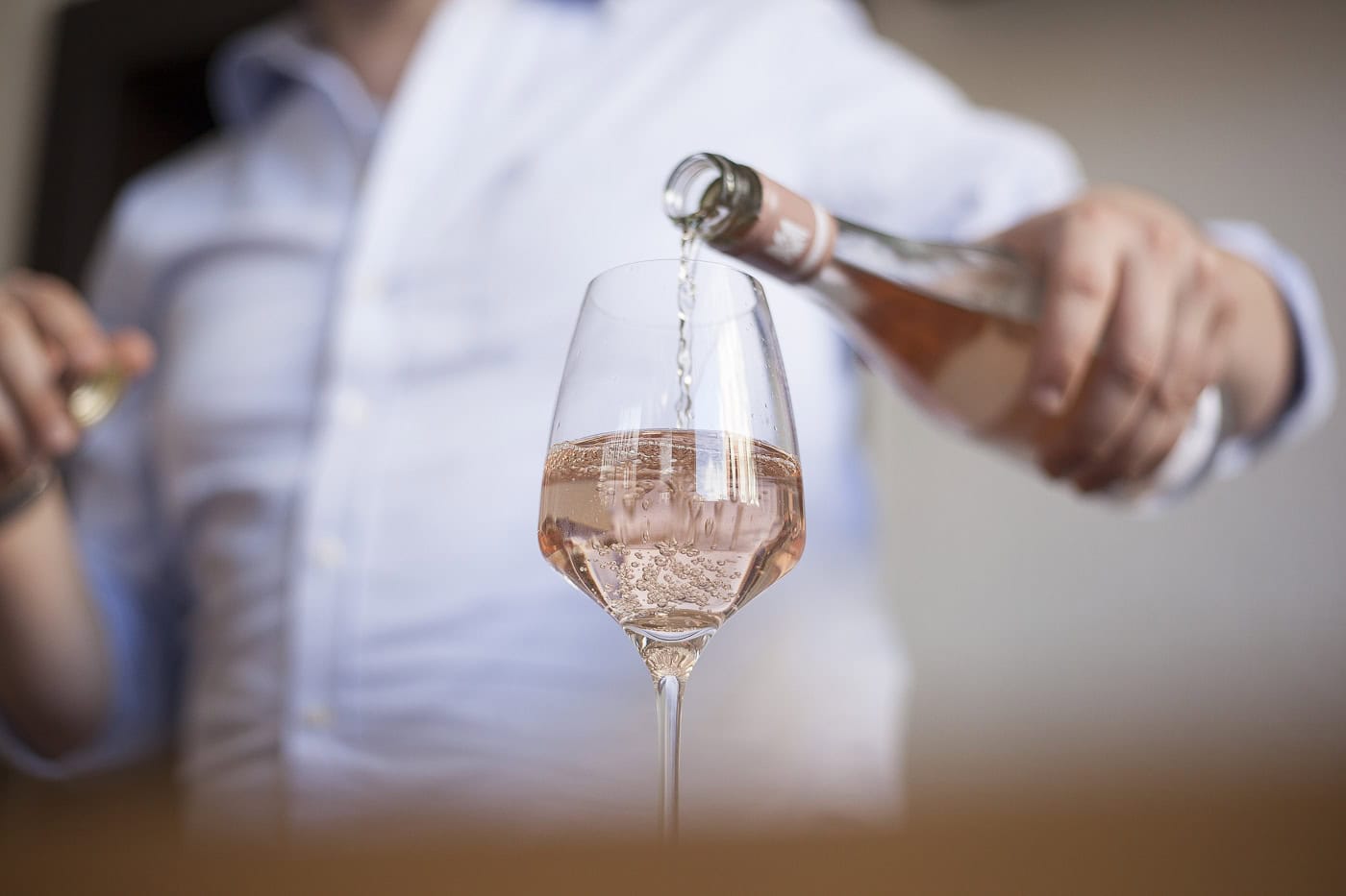 Wein beim Servieren in einem Weinglas, Nahaufnahme.
