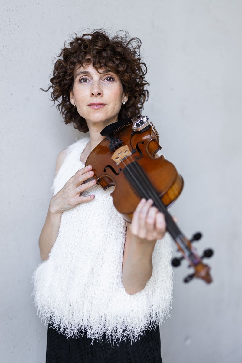Frau mit Geige, klassische Musikerin, Porträt in Köln.