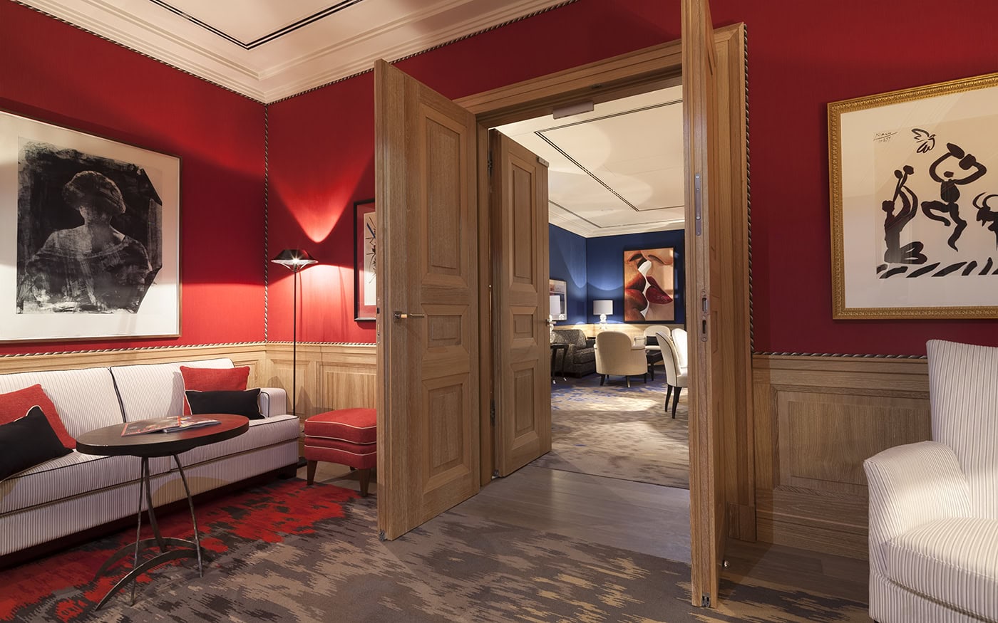 Innenaufnahme eines stilvollen Hotelzimmers in Köln mit eleganter Einrichtung.