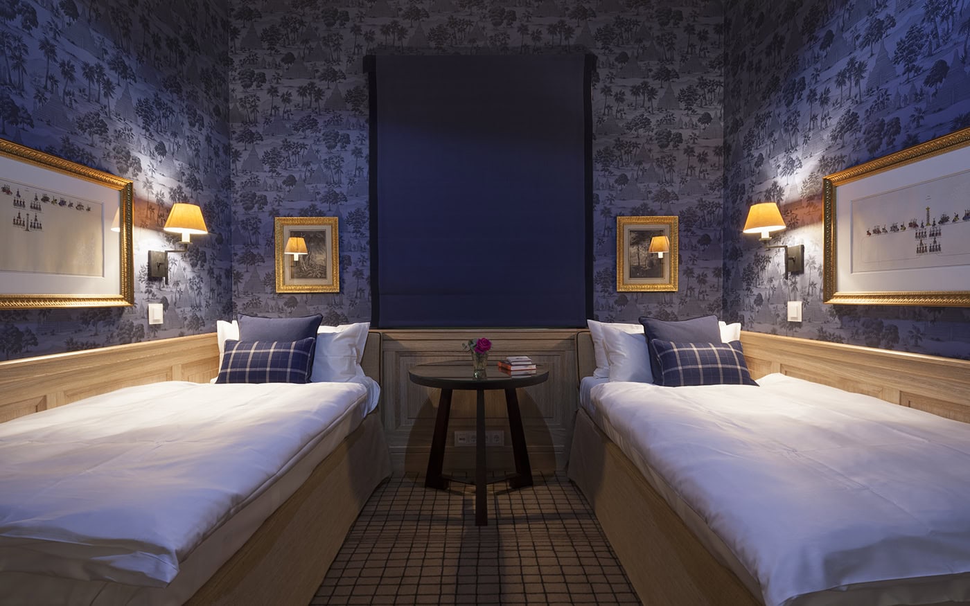 Gemütliches Hotelzimmer mit zwei Betten, stilvoller Einrichtung und angenehmer Atmosphäre in Köln.