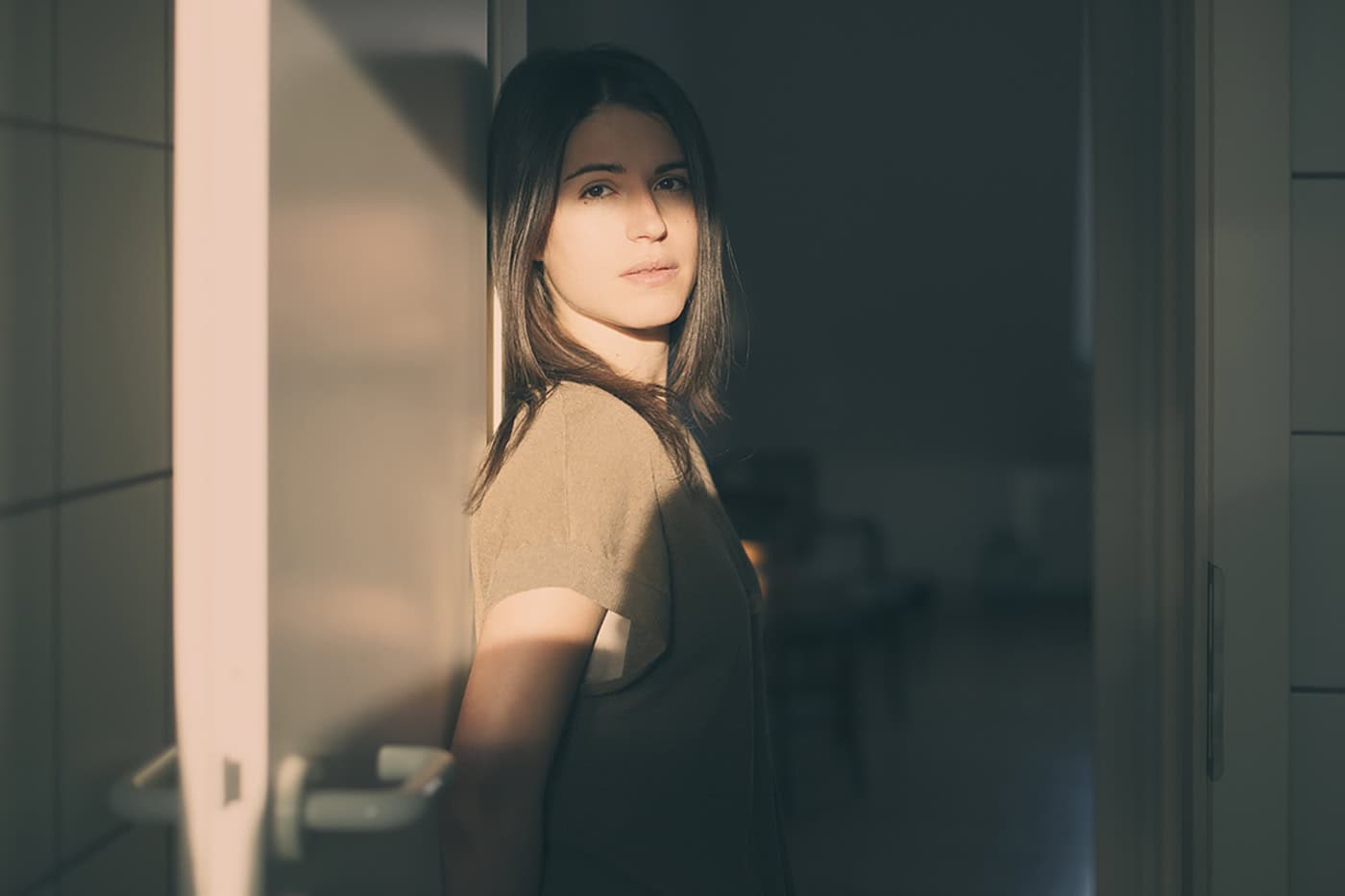 Porträt einer jungen Frau in natürlichem Licht, Fotografie Köln.