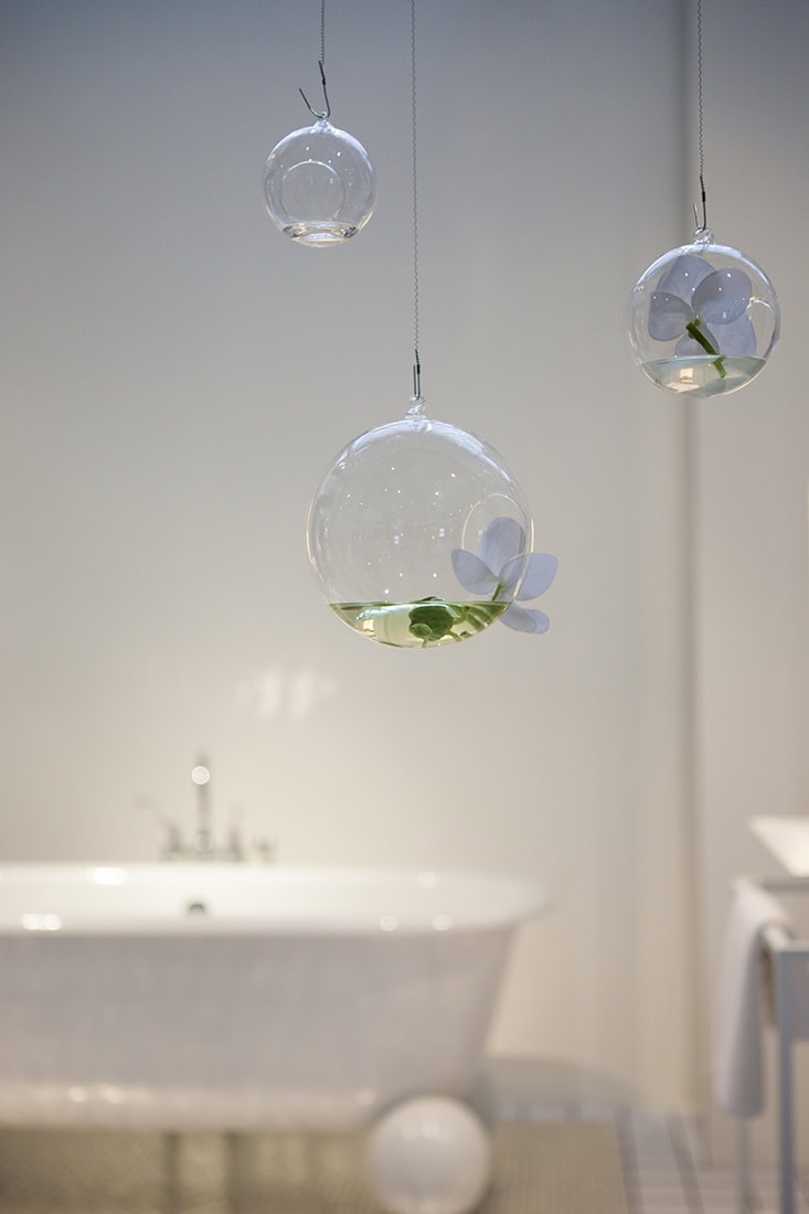 Blumen in transparenten Glaskugeln, kreative Inneneinrichtung, Michael Zellmer Fotografie Köln.
