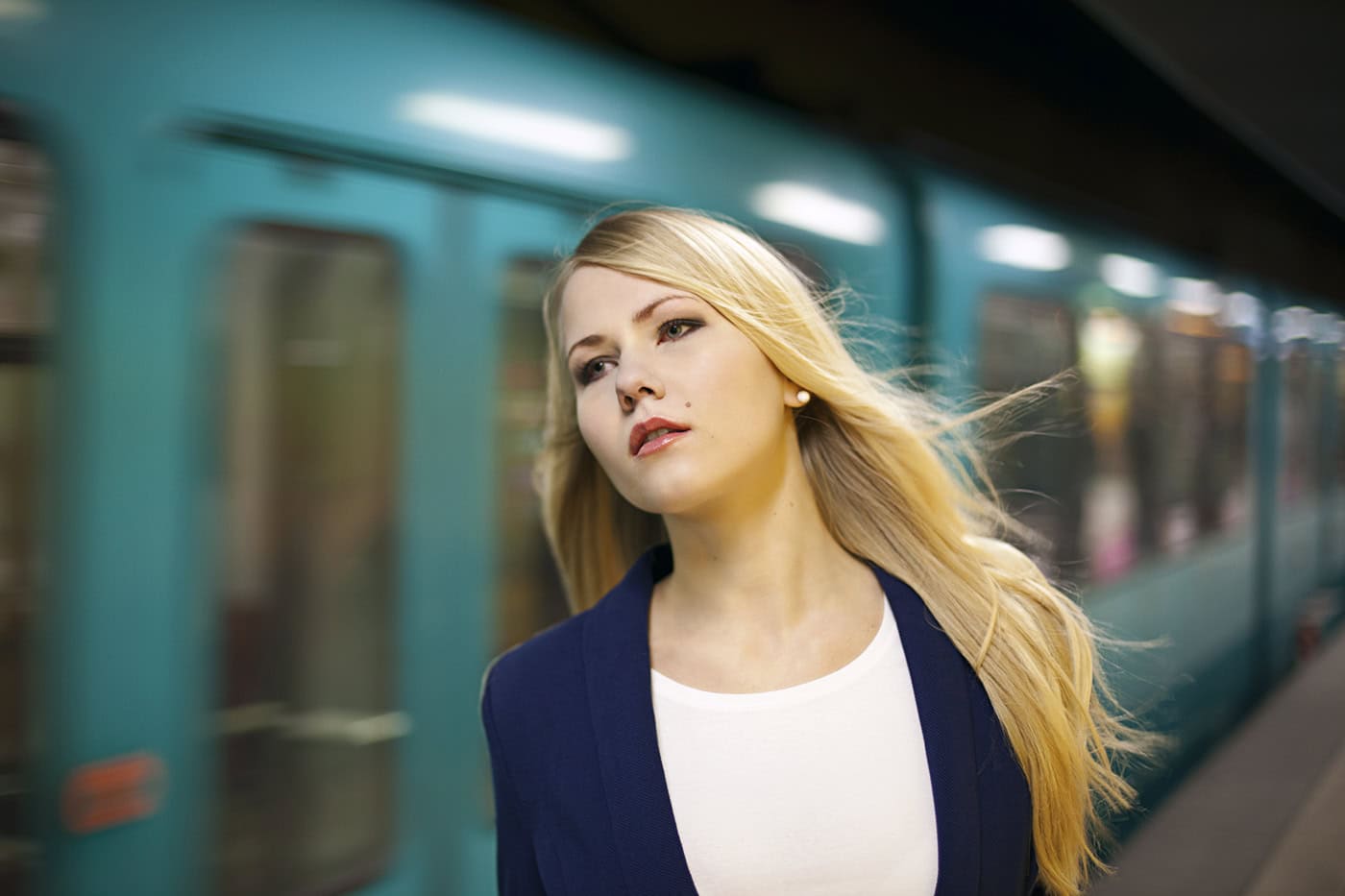 Frau mit blondem Haar an der U-Bahn in Köln, professionelle Stadtfotografie.