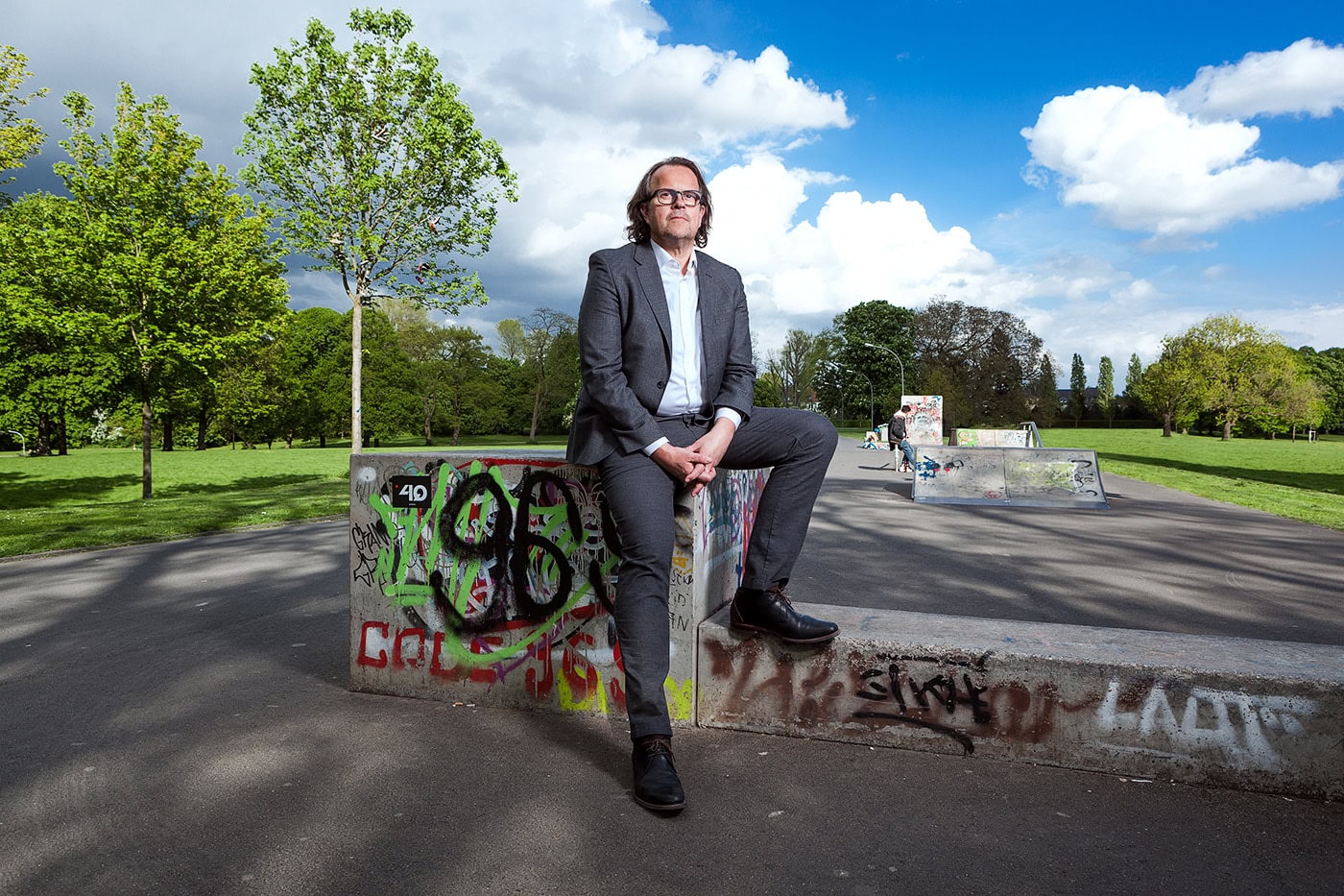 Portrait von Michael Zellmer in einem Park in Köln, professionelle Fotografie.