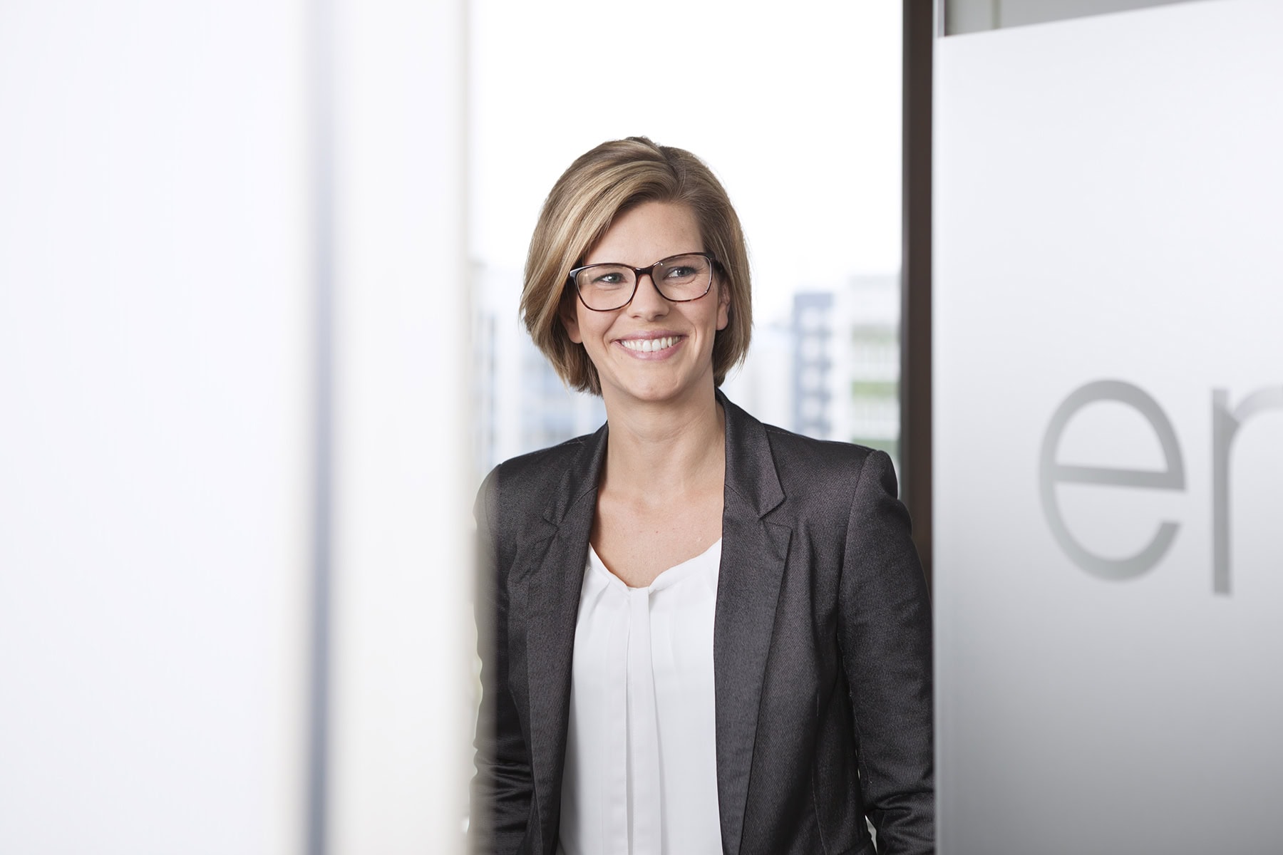 Porträtfotografie einer professionellen Frau in Businesskleidung.