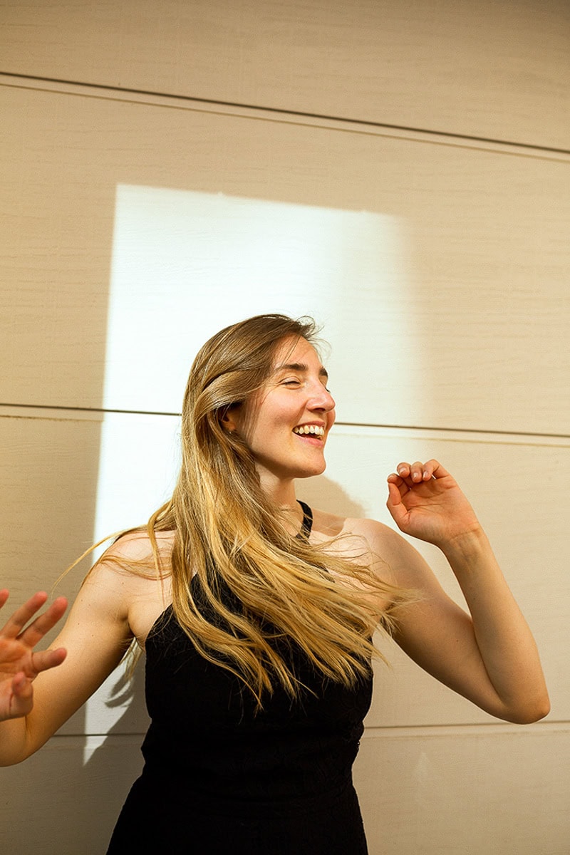Fröhliche Frau beim Fotoshooting in Köln, professioneller Fotograf, Portraitaufnahme.
