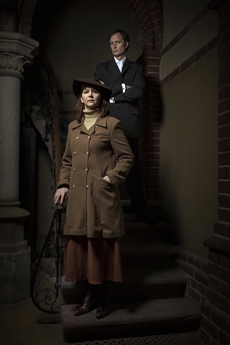 Porträt eines Mannes und einer Frau in historischem Gebäude, professionelle Fotografie.