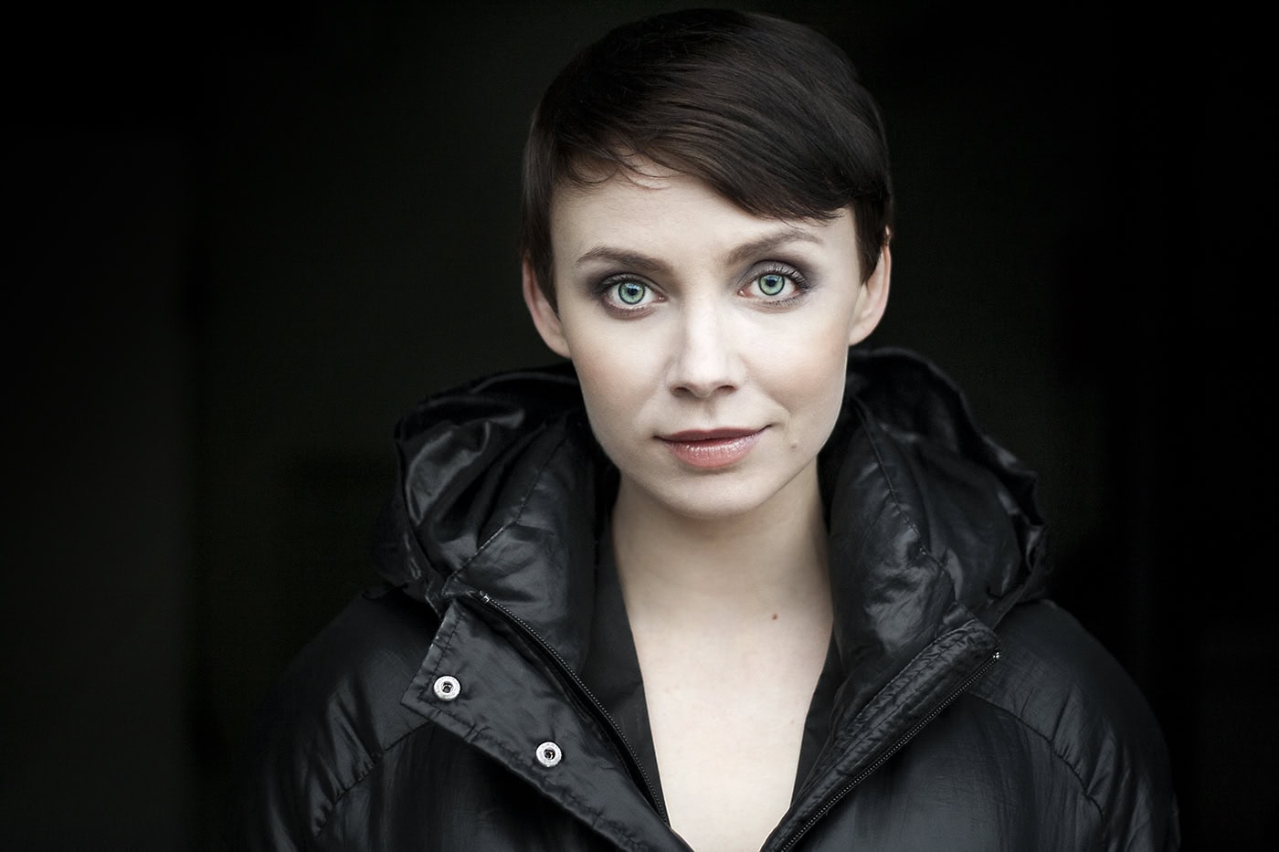 Fotografie von Frau in schwarzer Jacke, professionelles Portrait, Köln.
