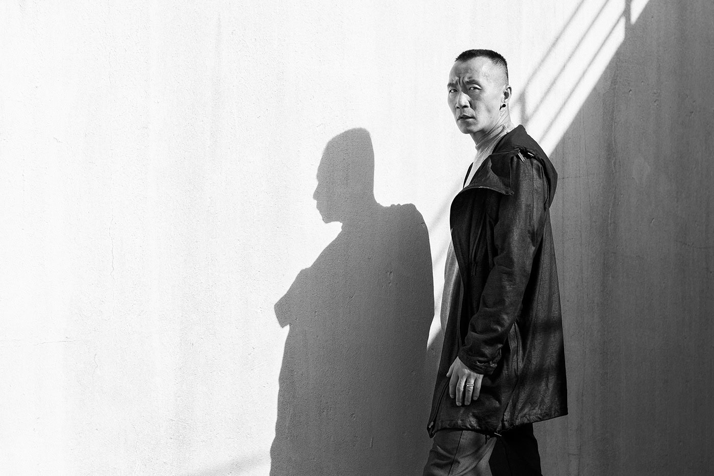 Portrait eines Mannes in Schwarz-Weiß mit Schatteneffekt, kreative Fotografie in Köln.