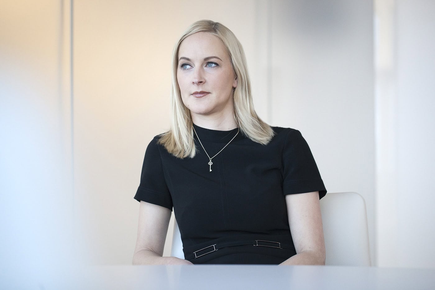 Porträtfotografie einer Frau in professionellem Setting.