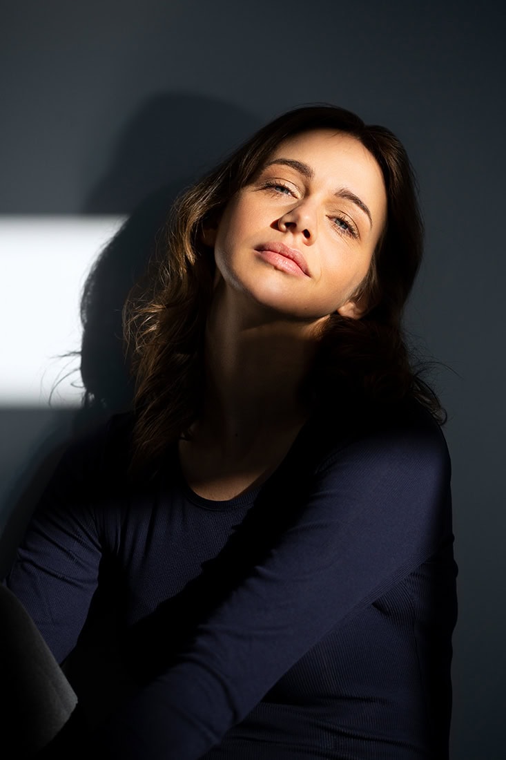 Porträt einer Frau in natürlichem Licht, professionelle Fotografie in Köln.