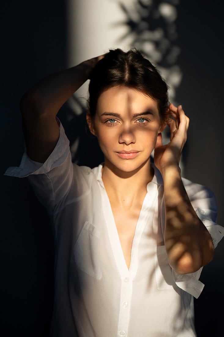 Junge Frau mit natürlichem Licht und Schatten, professionelles Portrait.