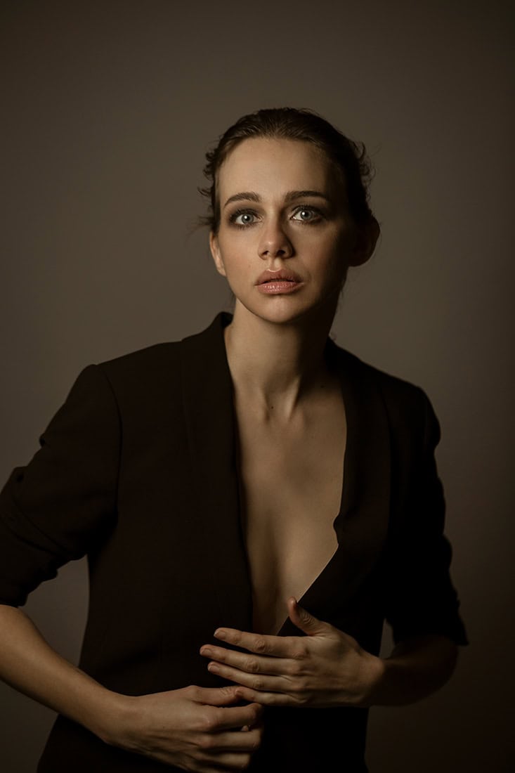 Porträt einer jungen Frau in dunklem Blazer, professionelle Fotografie, Köln.