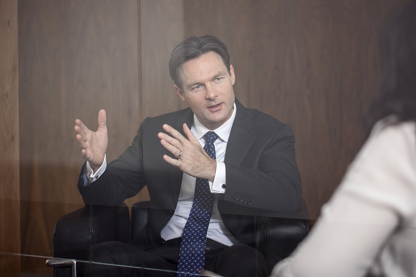 Geschäftsmann im Gespräch bei Business-Meeting in Köln.