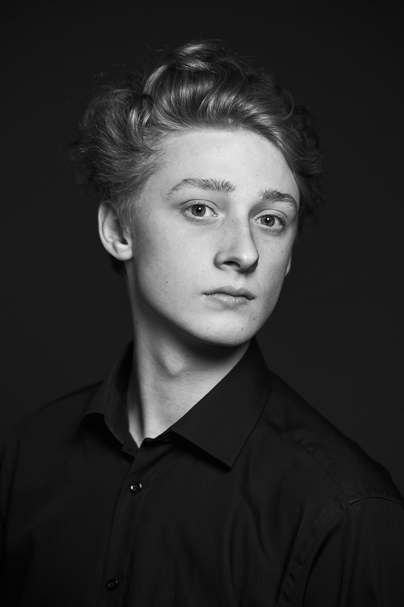 Junges Mannporträt in Schwarz-Weiß, professionelle Fotografie in Köln.