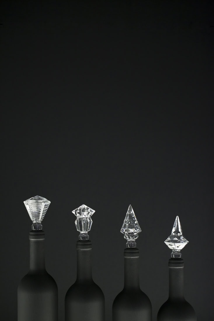 Elegante Kristallflaschen mit kunstvollen Glasstopfen, stilvolle Dekoration.
