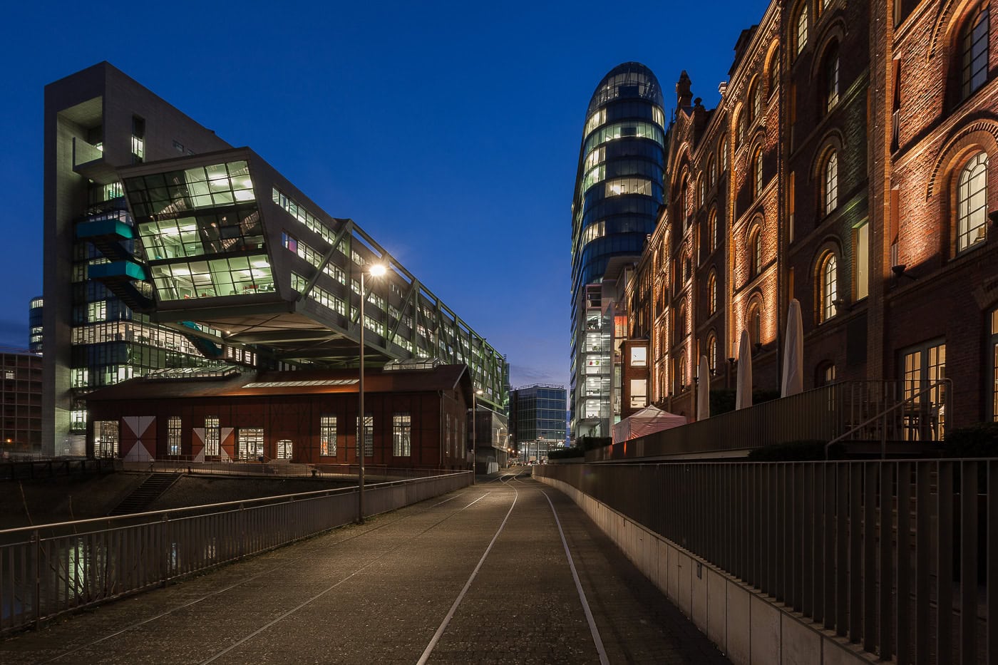 Blick auf moderne und historische Gebäude in Köln bei Nacht, Stadtfotografie.