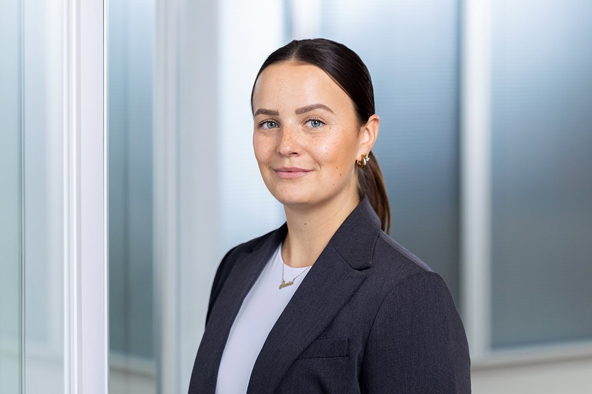 Professionelles Business-Porträt einer jungen Frau in Businesskleidung in Köln.