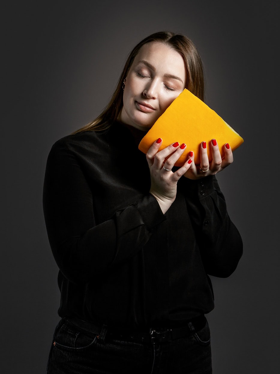 Porträtfotografie mit gelbem Schwamm, kreative Bildkomposition.