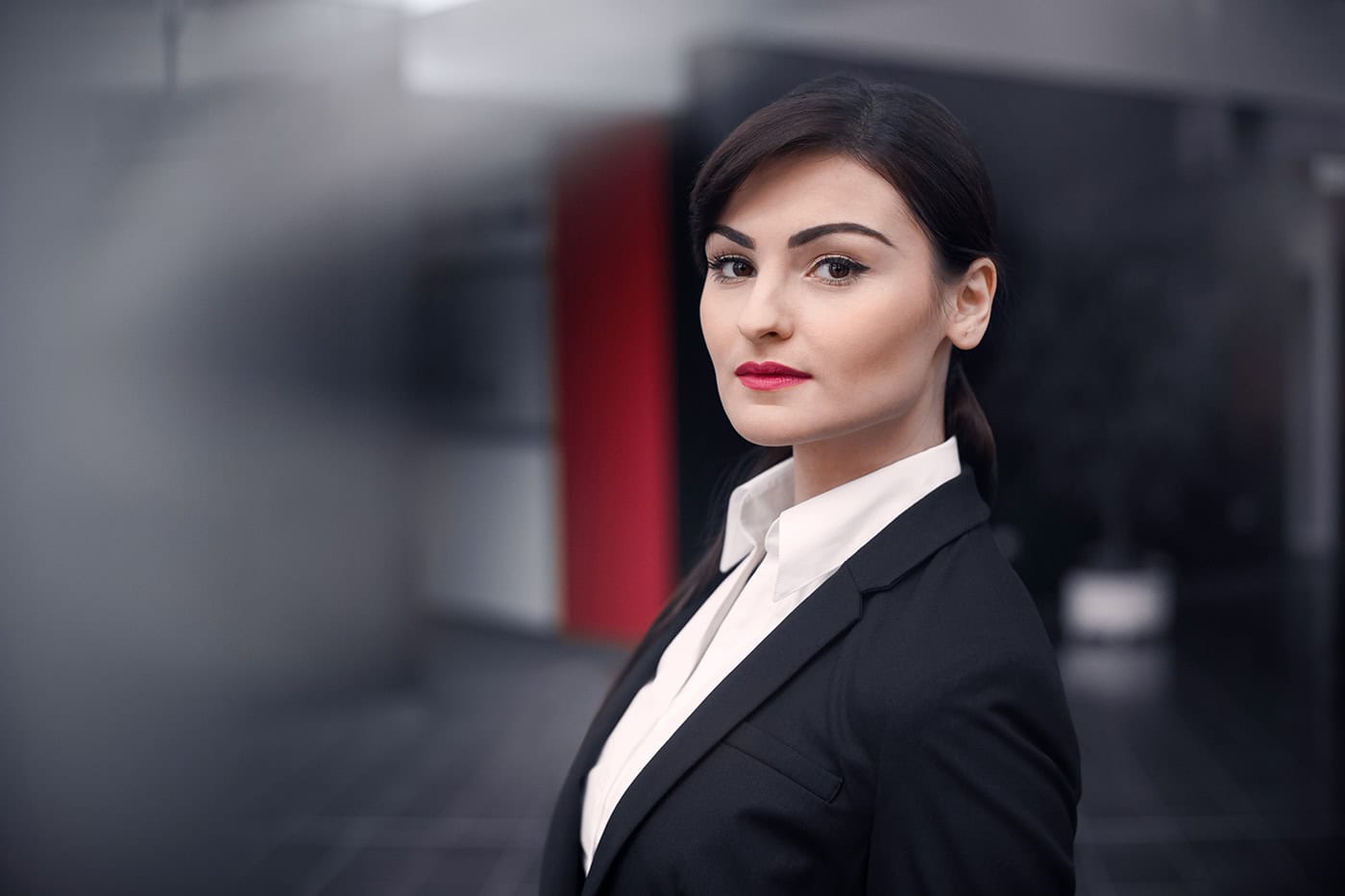 Professionelles Business-Porträt einer Frau in Businesskleidung in Köln.