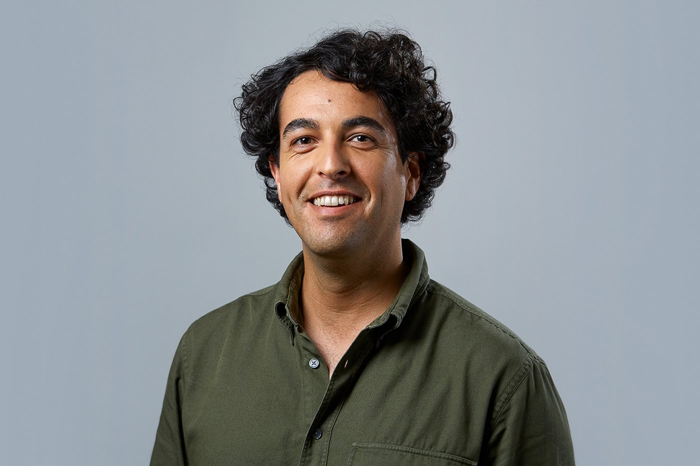Mitarbeiter Portrait eines jungen Mannes in einem Studio in Köln