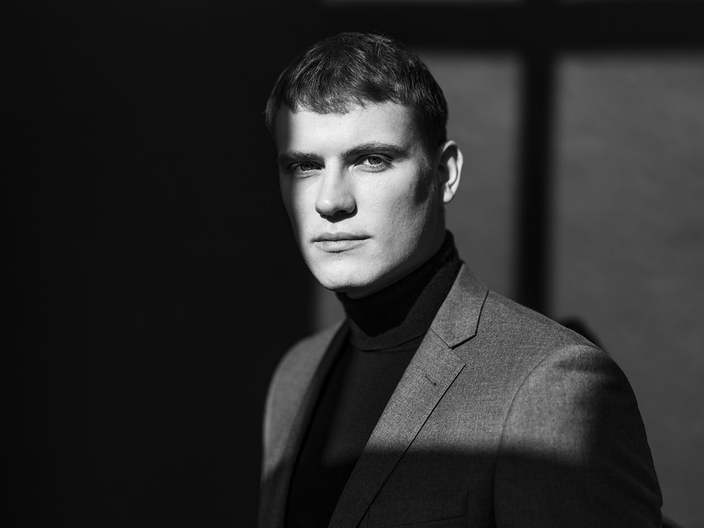Fotografisches Portrait in Schwarz-Weiß, professionell und stilvoll.