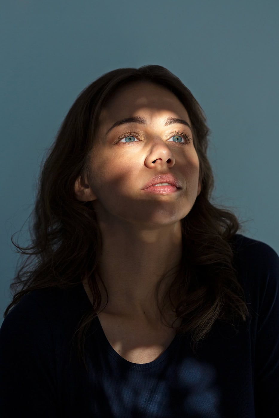 Frau mit Licht- und Schatteneffekten, professionelles Portrait in Köln.
