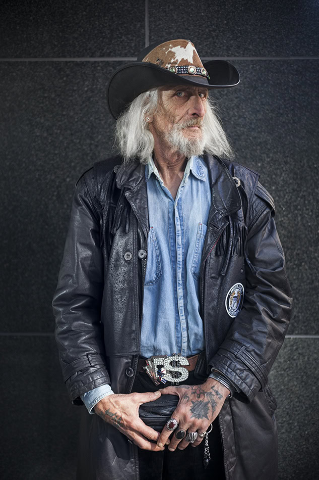 Porträt eines älteren Mannes mit Cowboyhut, Lederjacke und Tattoos in Köln.