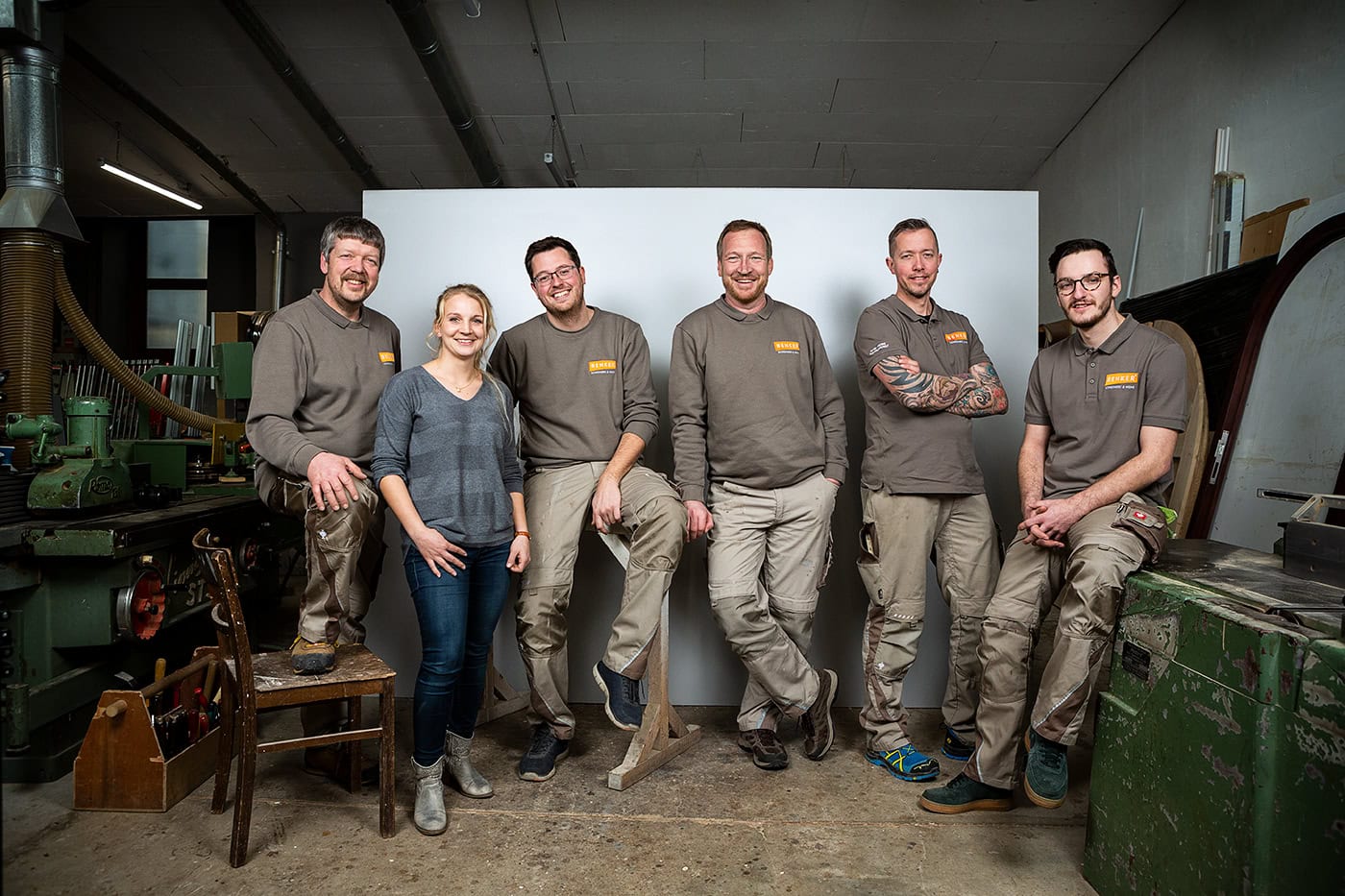 Gruppenfoto von Mitarbeitern in Werkstatt, professionelle Fotos in Köln.