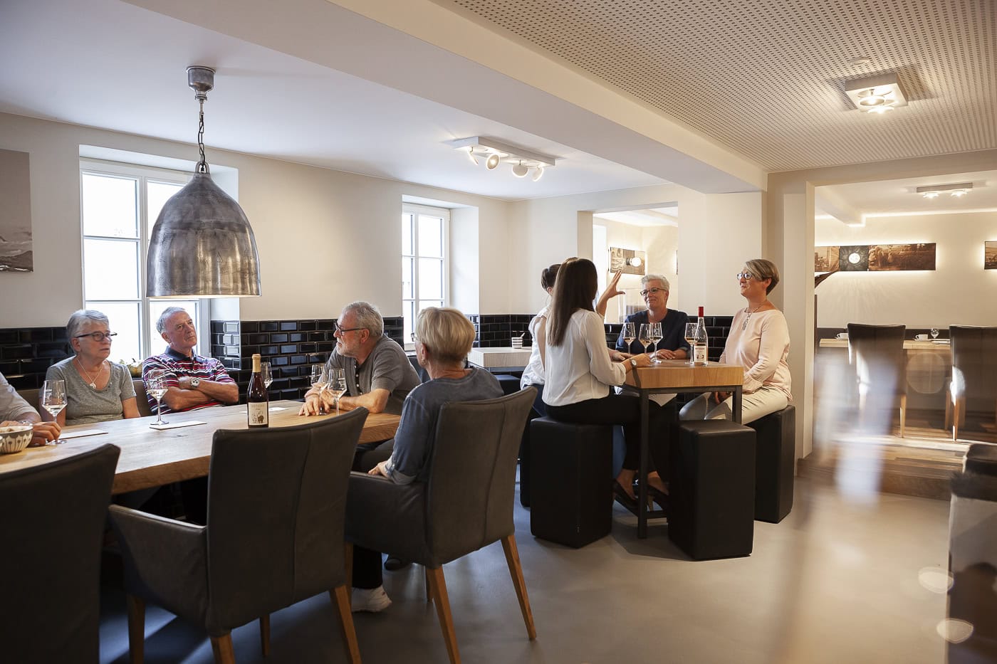 Gruppe von Menschen beim gemeinsamen Essen in einem stilvollen, modernen Restaurant in Köln.