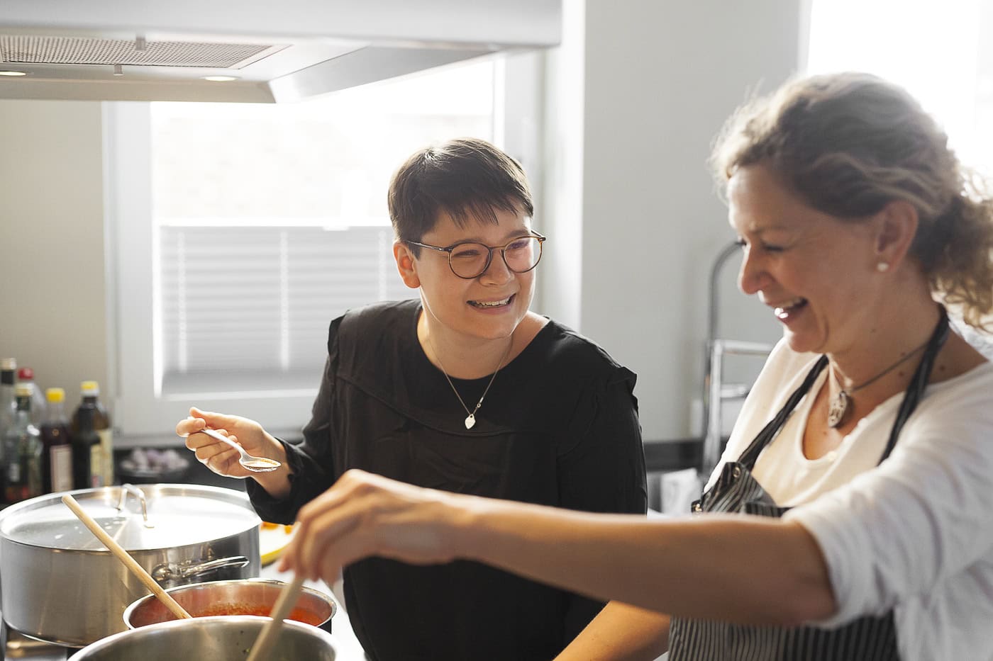 Zwei Frauen beim Kochen in der Küche, Freude und Zusammenarbeit in Köln.