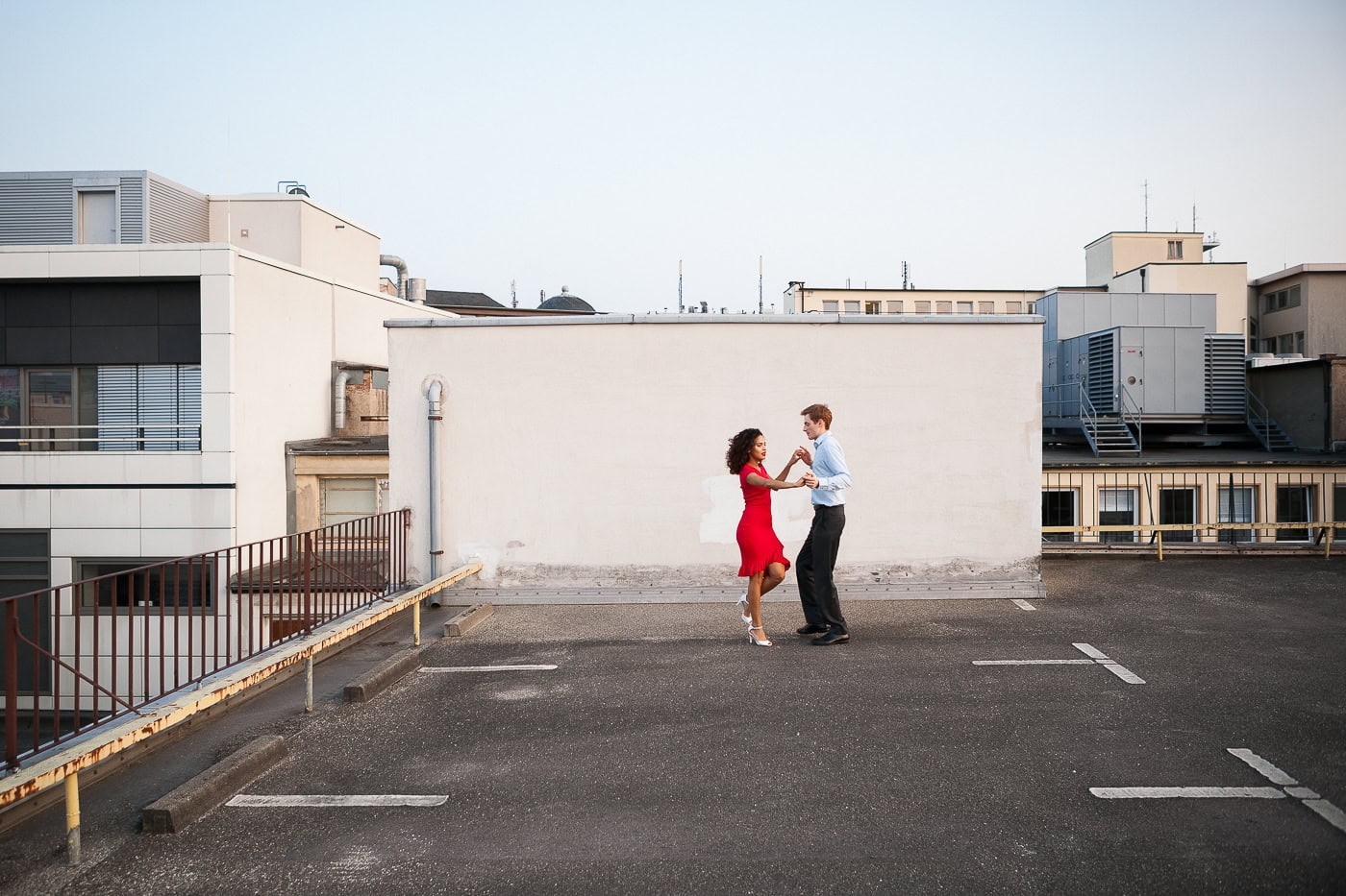 Hochzeitspaar auf dem Parkdeck in Köln, professionelle Hochzeitsfotografie.