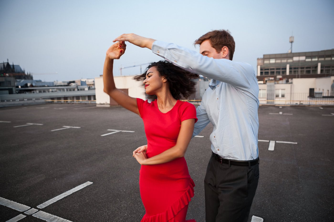 Bild von einem Tanzpaar auf einem Parkdeck in Köln.