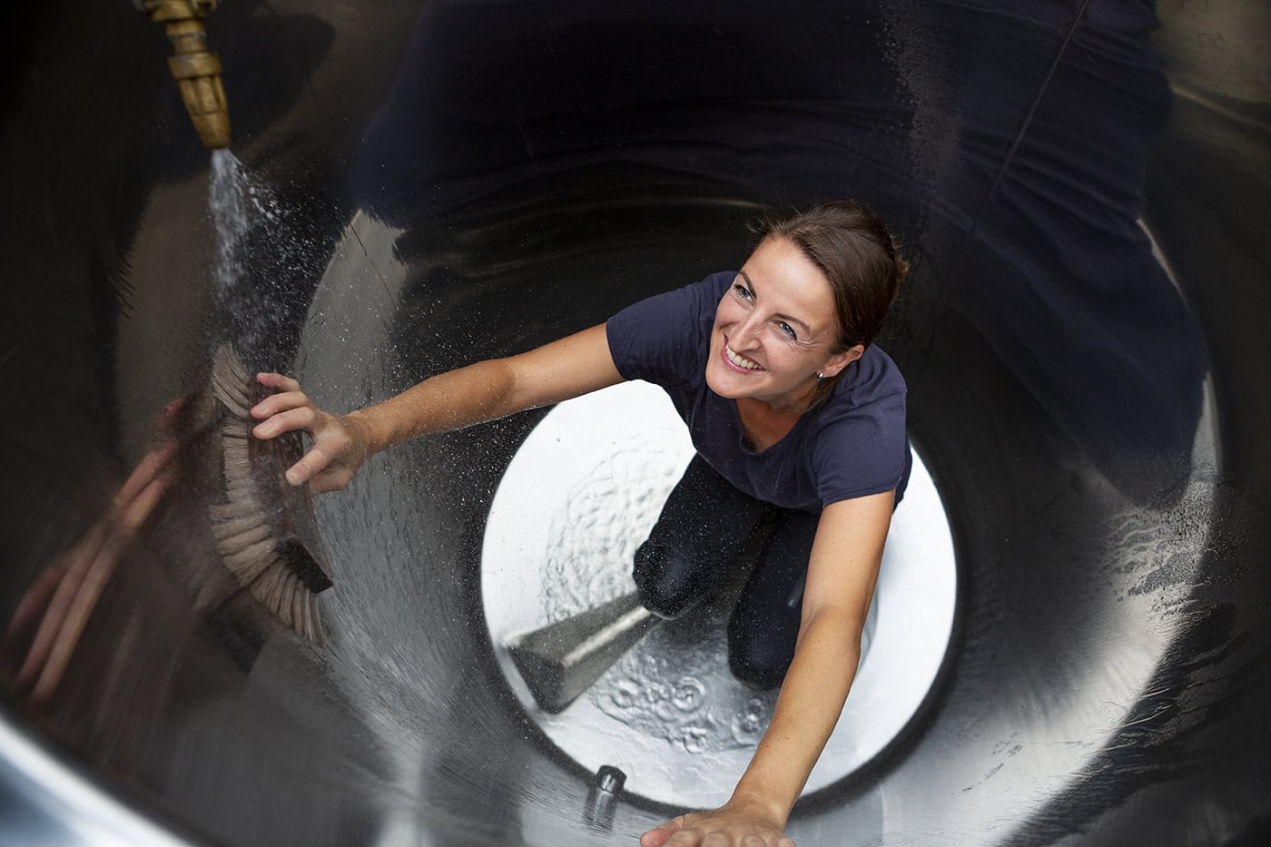 Frau in einem Brunnen, professionelle Fotografie in Köln.