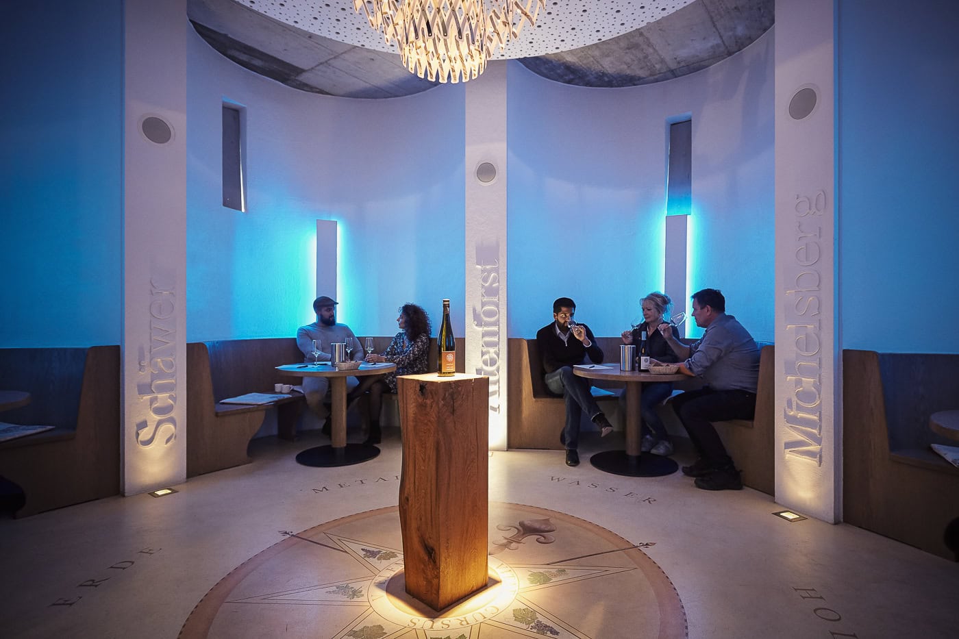 Innenaufnahme einer modernen Bar in Köln mit stilvollem Ambiente und blauer Beleuchtung.