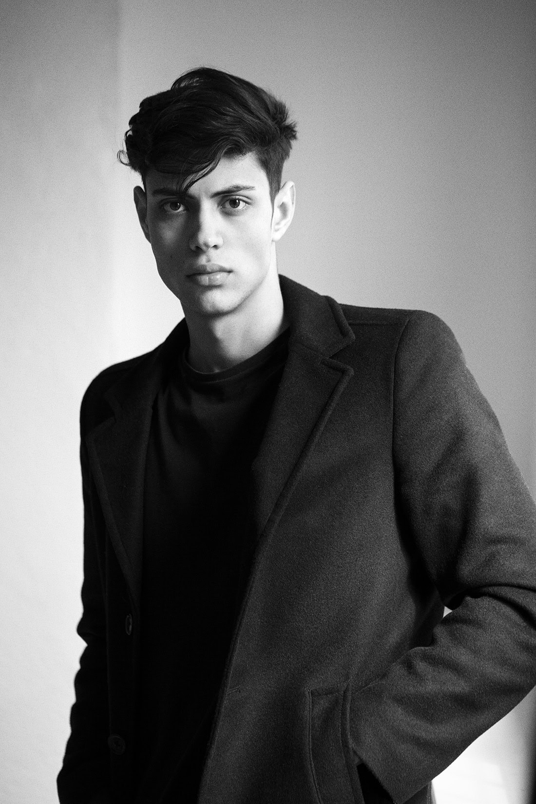 Porträt eines jungen Mannes in eleganter Kleidung, Schwarz-Weiß-Foto.