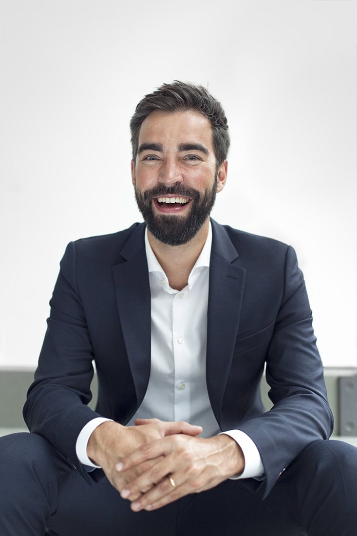 Lächelnder Mann im Anzug bei professionellem Businessporträt in Köln.