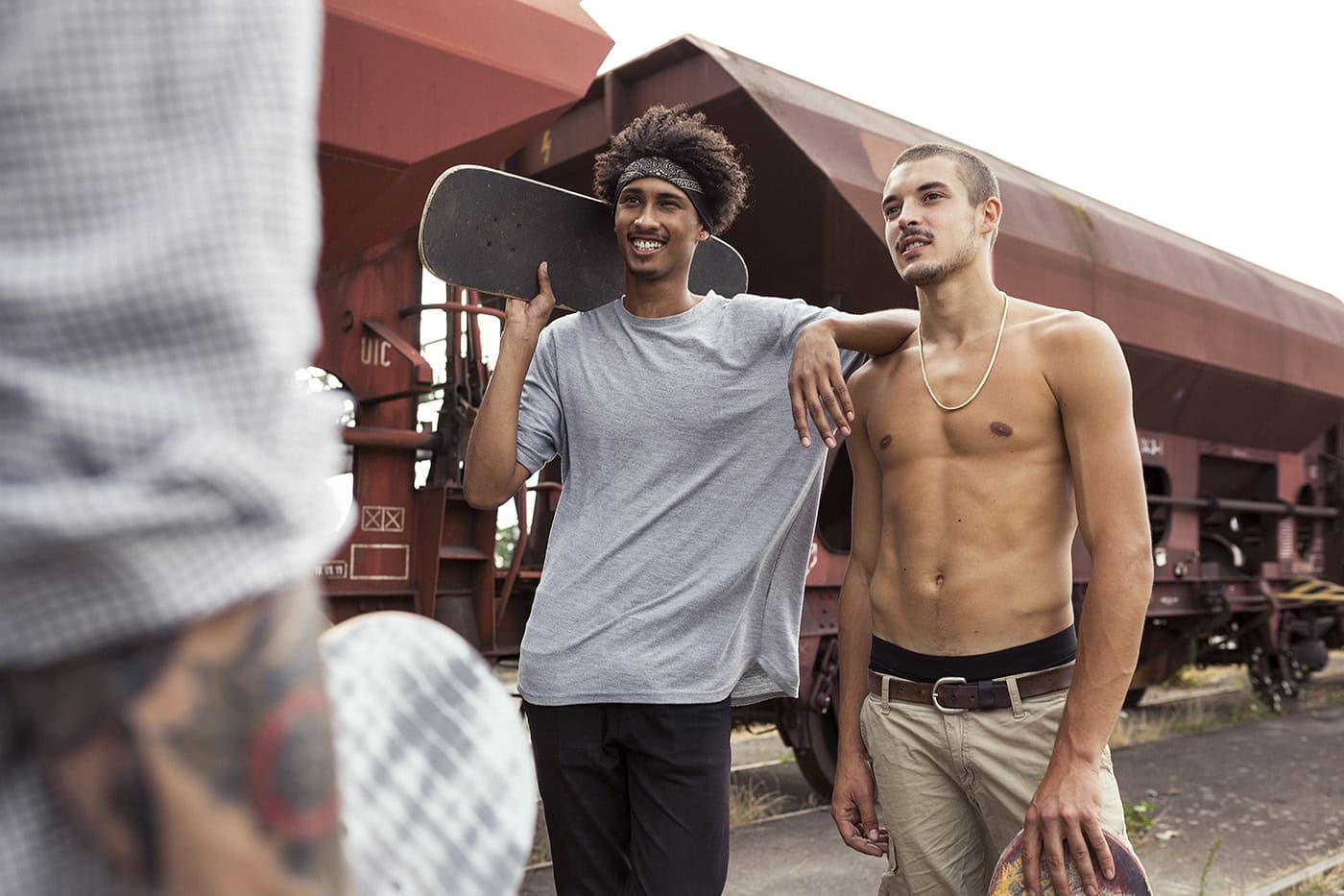 Junge Männer posieren am Bahnhof, urbanes Lifestyle-Foto in Köln.