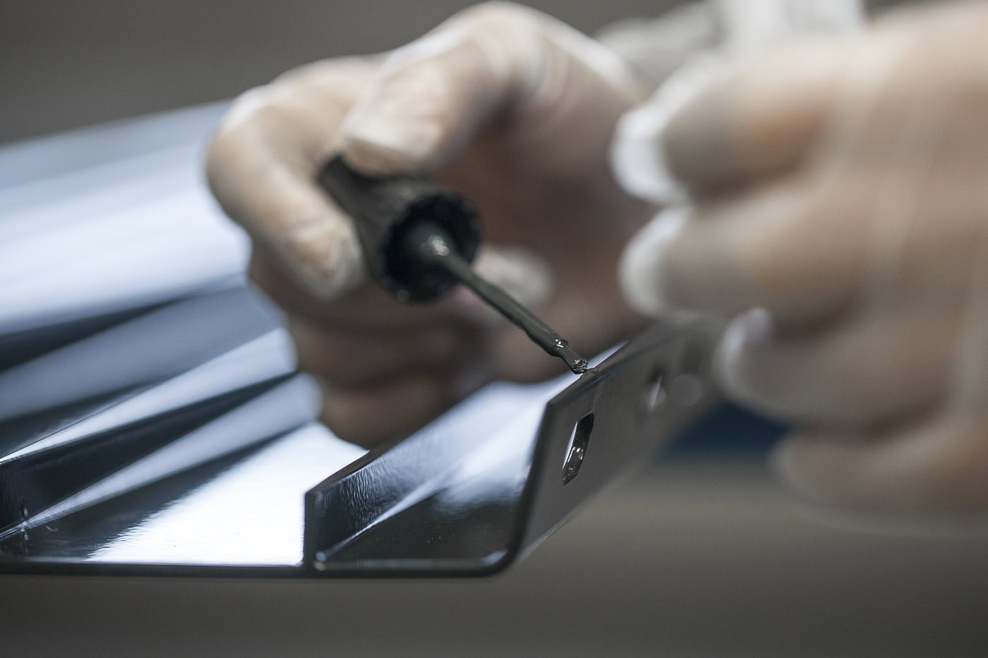Nahaufnahme einer Hand, die Desinfektionsmittel auf einem Tablet aufträgt.