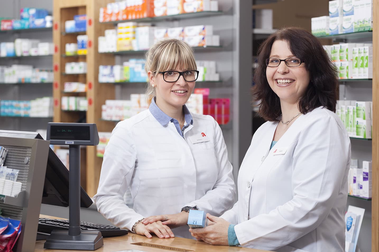 Zwei Apothekerinnen im Gespräch in der Apotheke, Köln, Deutschland.