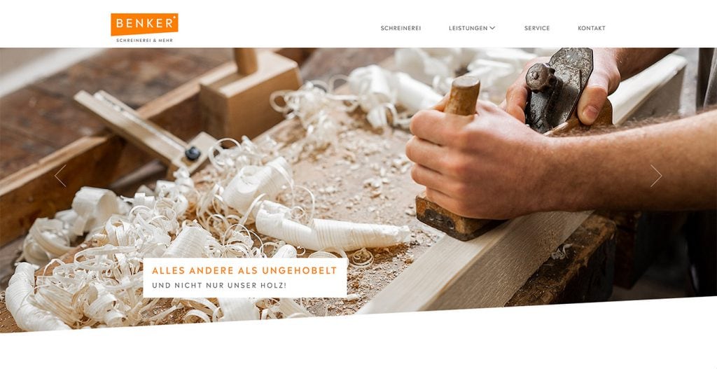 Handwerker bei der Holzbearbeitung in der Werkstatt.