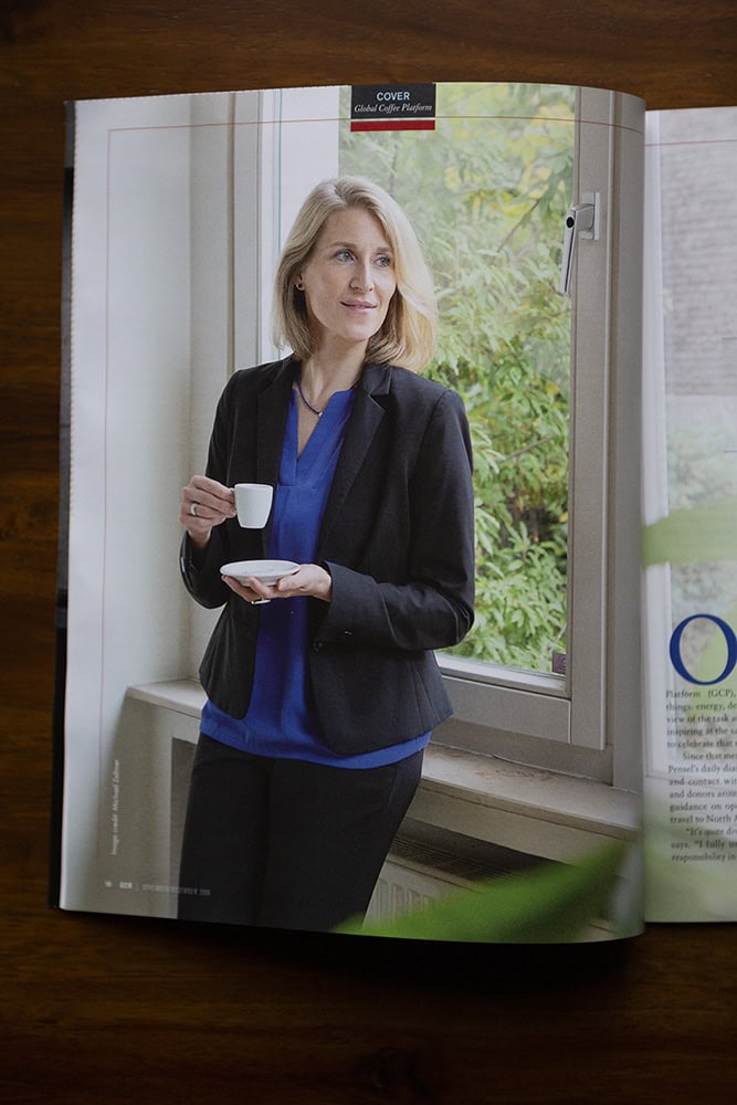Frau mit Kaffee vor Fenster, professionelle Fotografie in Köln.