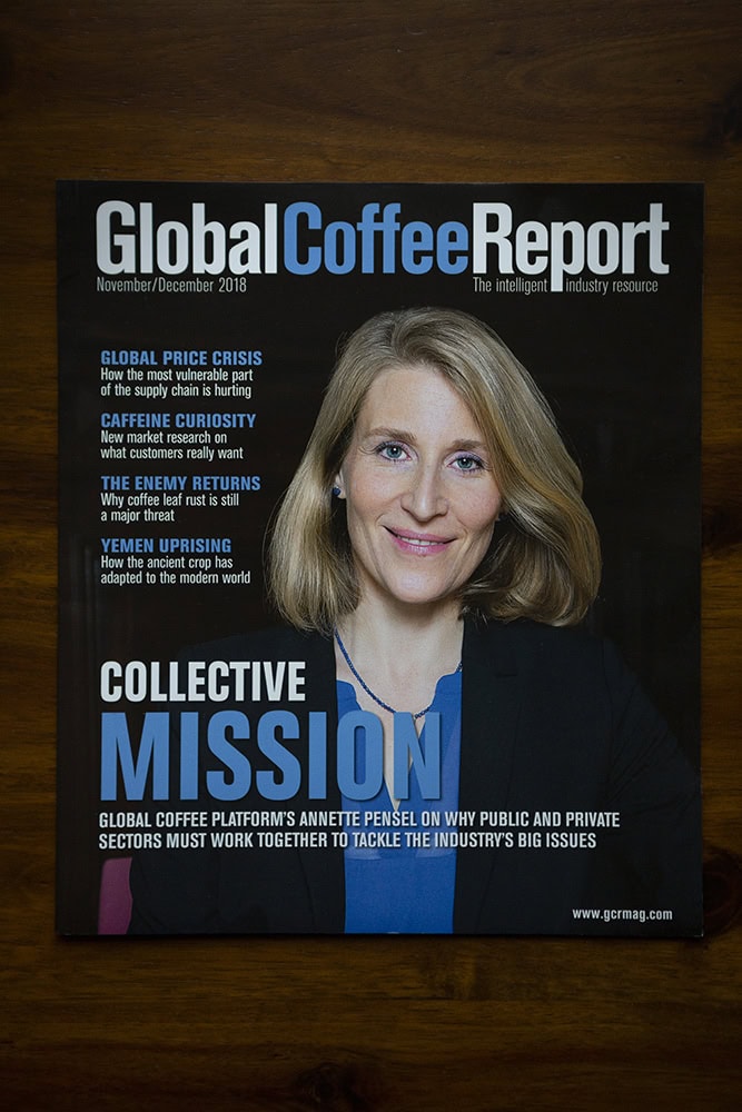 Frauenportrait auf der Titelseite des Global Coffee Report Magazins, professionell fotografiert.