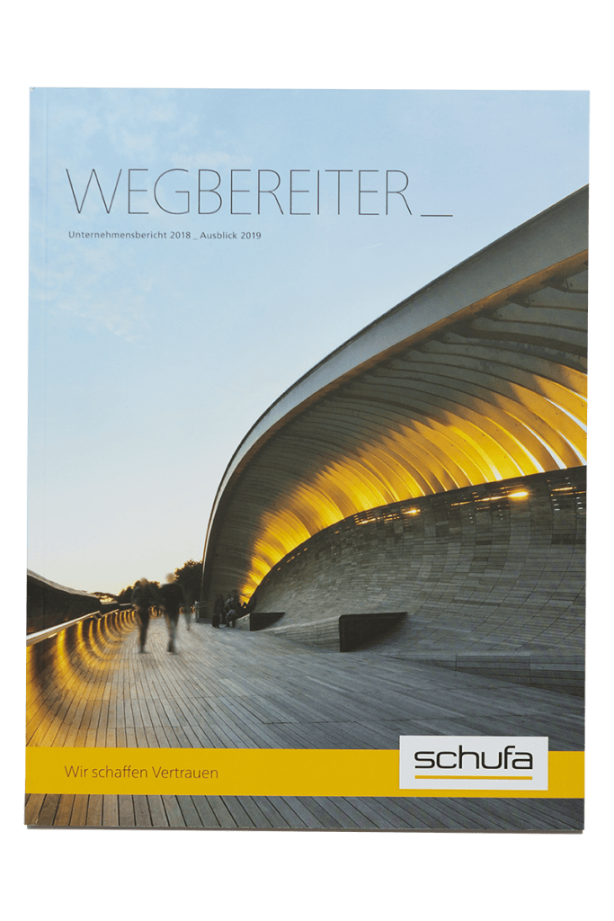 Modernes Gebäude mit beeindruckender Architektur bei Sonnenuntergang.