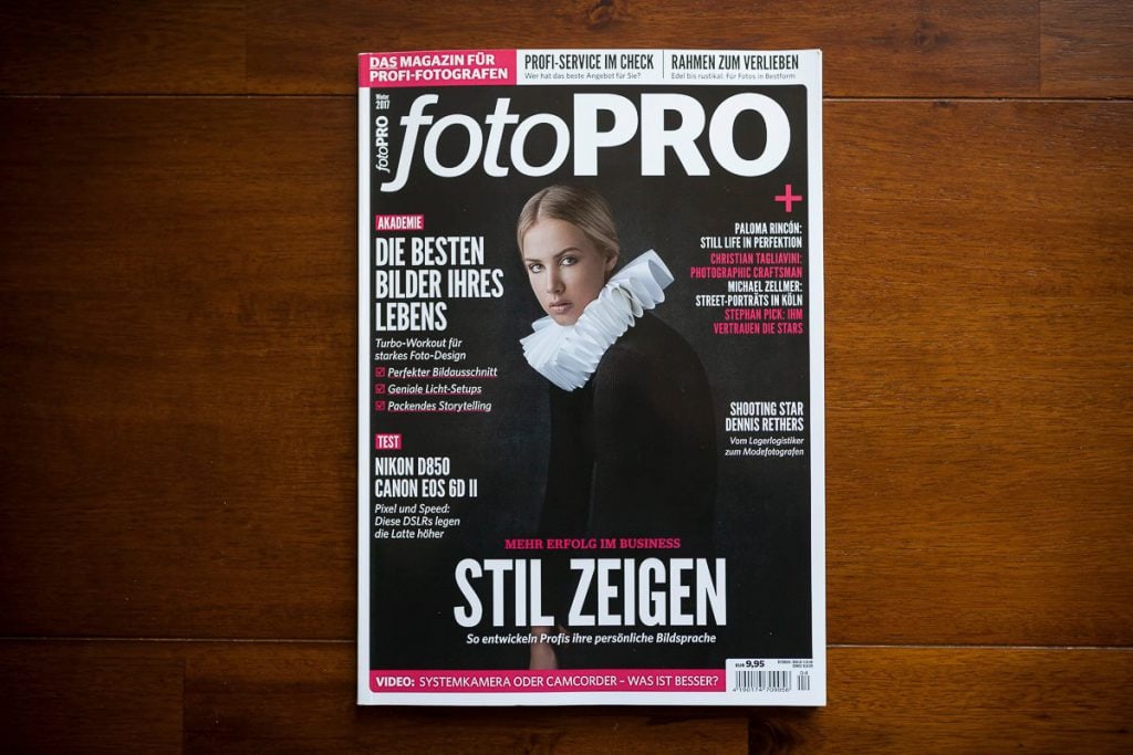 Professionelles Fotoshooting mit Model auf Holzfußboden in Köln.