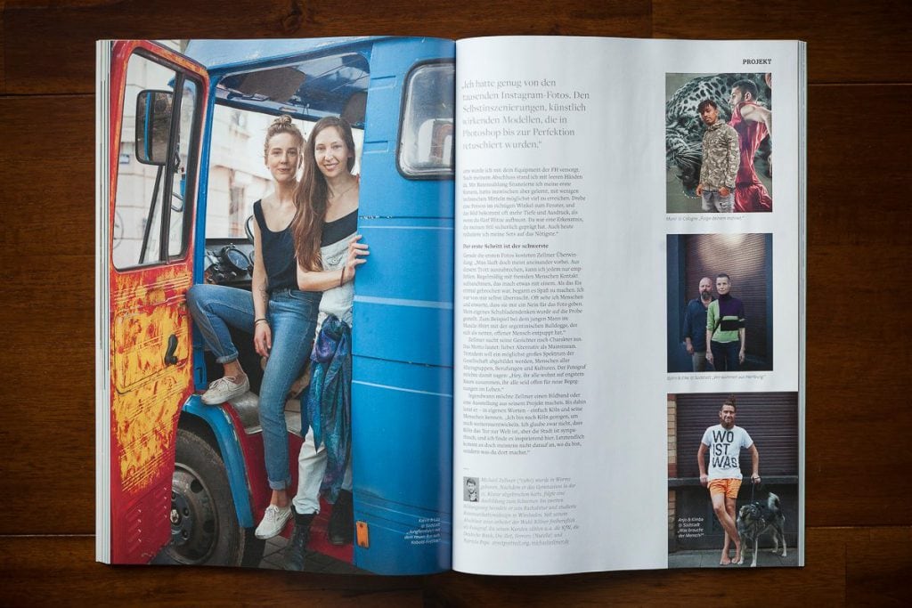 Zwei Frauen in einem bunten Oldtimer in Köln, professionelle Straßenfotografie.