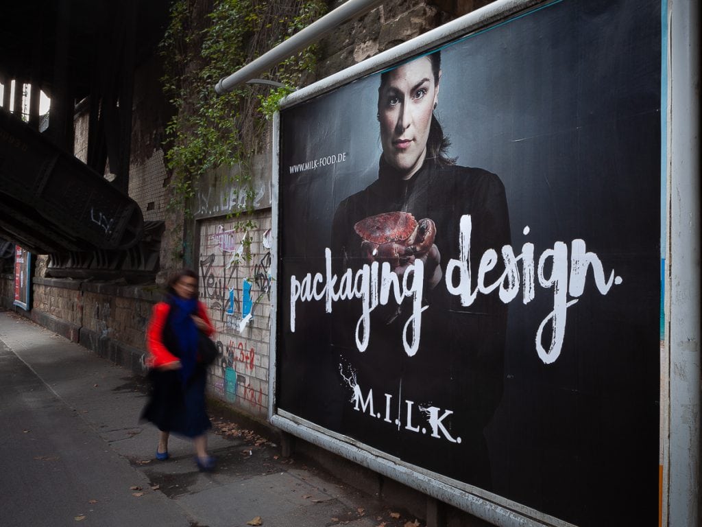 Fotografie eines Werbeplakats für Verpackungsdesign in Köln.